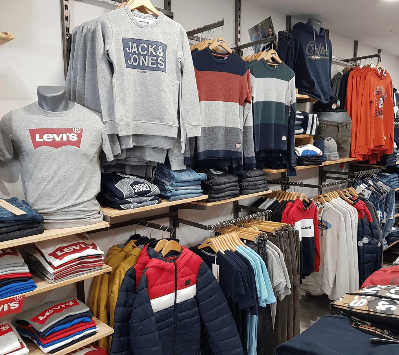 Interior de la tienda de ropa multimarca Mainland Jeans en Calafell Interior de la tienda de ropa multimarca Mainland Jeans en Calafell
