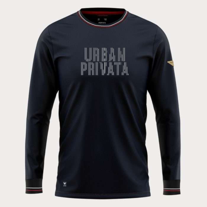 Camiseta cuello redondo, manga larga y letras URBAN en el pecho efecto 3D. En color azul marino