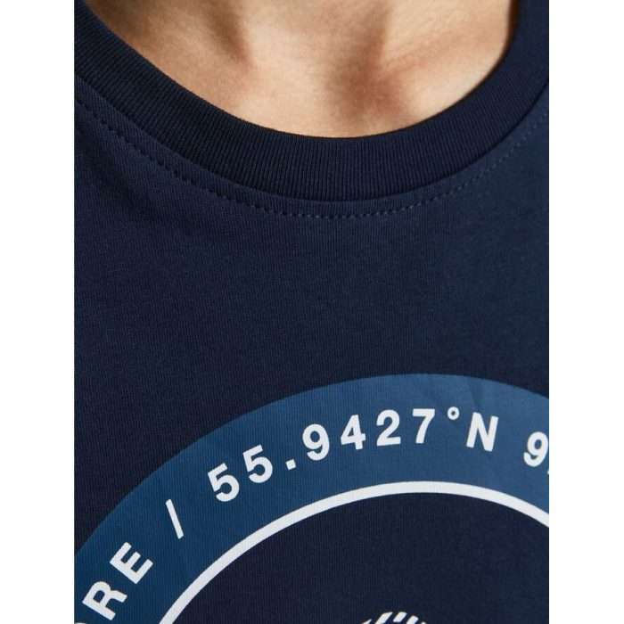 Camiseta de manga corta con estampado circular con el diseño clásico y sencillo de cuello redondo. En color Navy Blazer