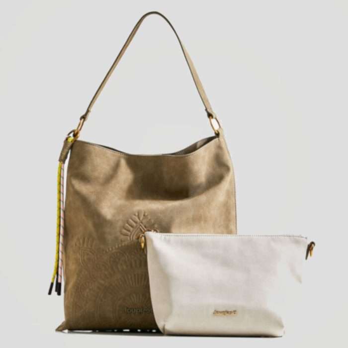 Bolso tipo saco en color verde militar en tejido labrado de imitación piel vuelta. Tiene un mandala grabado en la parte frontal. Es Bag & Play e incorpora un pequeño bolso bandolera en su interior.
