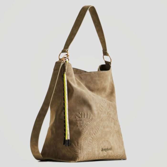 Bolso tipo saco en color verde militar en tejido labrado de imitación piel vuelta. Tiene un mandala grabado en la parte frontal. Es Bag & Play e incorpora un pequeño bolso bandolera en su interior.