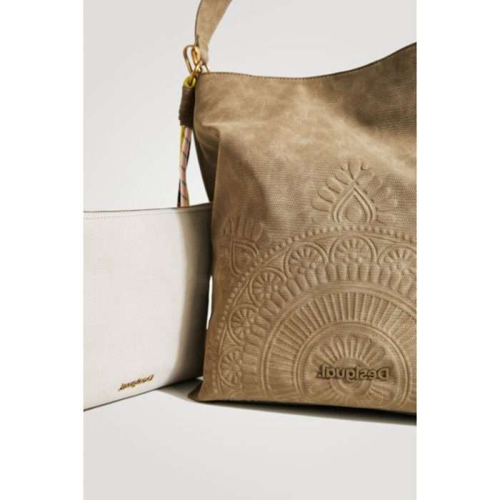 Bolso tipo saco en color verde militar en tejido labrado de imitación piel vuelta. Tiene un mandala grabado en la parte frontal. Es Bag & Play e incorpora un pequeño bolso bandolera en su interior.