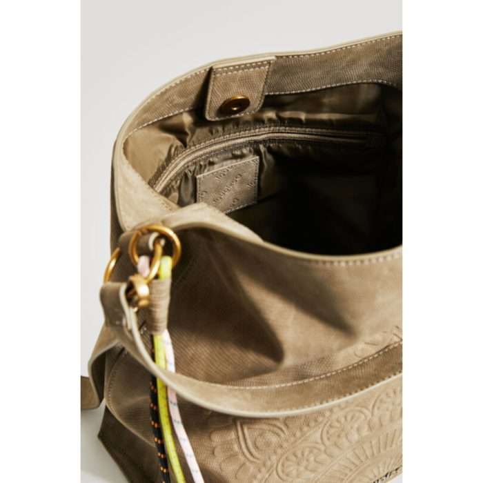 Bolso tipo saco en color verde militar en tejido labrado de imitación piel vuelta. Tiene un mandala grabado en la parte frontal. Es Bag & Play e incorpora un pequeño bolso bandolera en su interior.