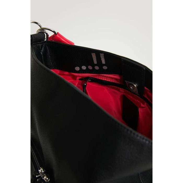 Bolso de estilo saco en símil piel con gran bolsillo delantero y logo partido. Con interior a todo color tiene múltiples asas y es Bag & Play porque incorpora una pequeña bandolera interior.
