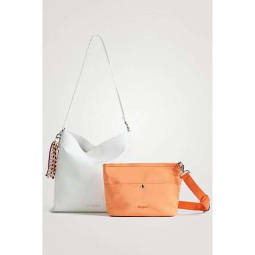 Bolso tipo saco con rayas geométricas hechas con el pespunte a tono. Tiene un interior contrastado y es Bag & Play: incorpora un pequeño bolso bandolera en su interior.