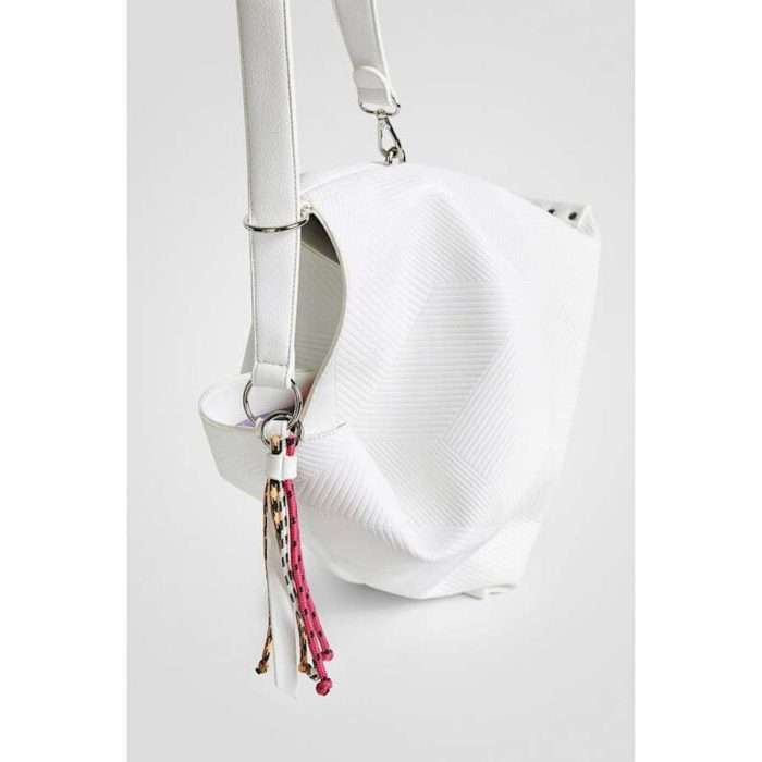 Bolso tipo saco con rayas geométricas hechas con el pespunte a tono. Tiene un interior contrastado y es Bag & Play: incorpora un pequeño bolso bandolera en su interior.