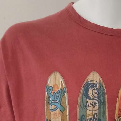 Camiseta estampada con tablas de surf de manga corta y 100% algodón. 
