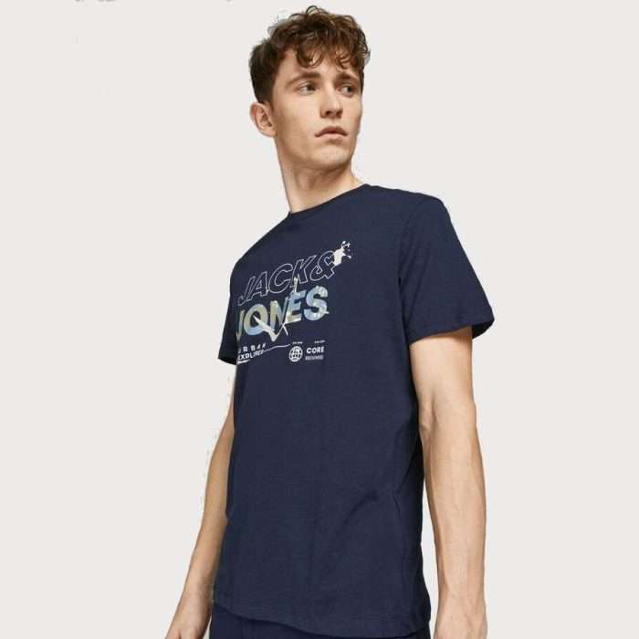 Camiseta Jack & Jones de manga corta en color azul marino. Estampado logo. 