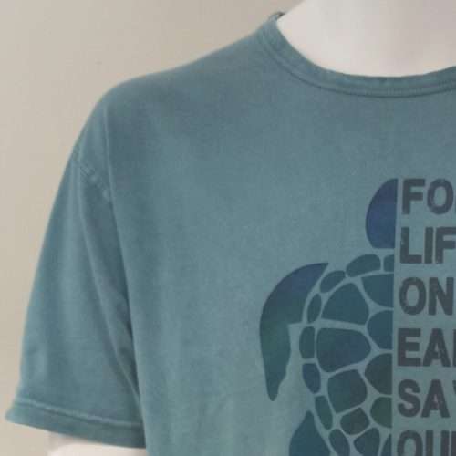 Camiseta estampada tortuga de manga corta y 100% algodón.