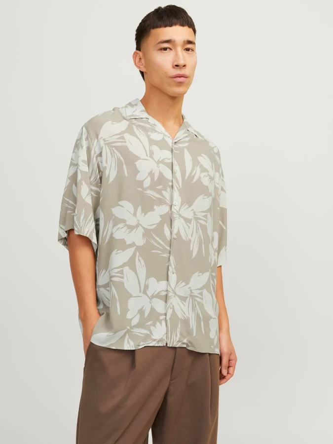Camisa estampada de manga corta para hombre, de la marca Jack&Jones en color beig 12248408