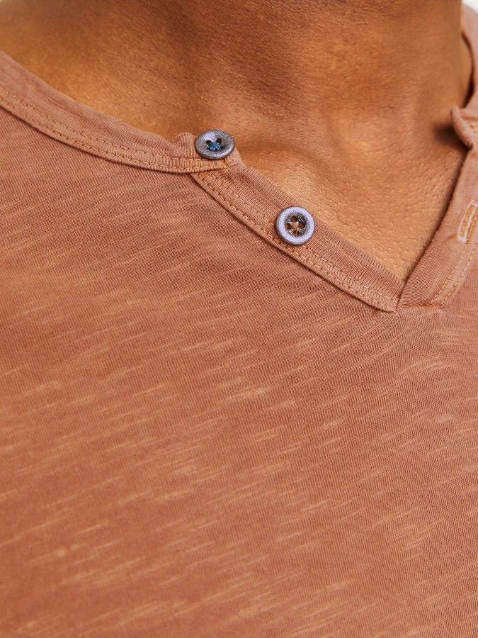 Camiseta Jack&Jones hombre manga corta y cuello pico con dos botones Esplit 12164972 Marrón (Mocha Bisque)
