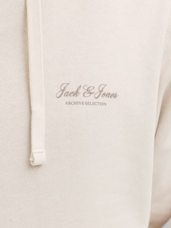 Sudadera Jack&Jones Graphic Beige detalle gráfico